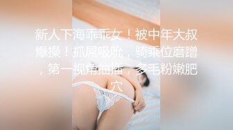 粉嫩乳头的小妹被男的抱着后入式猛插